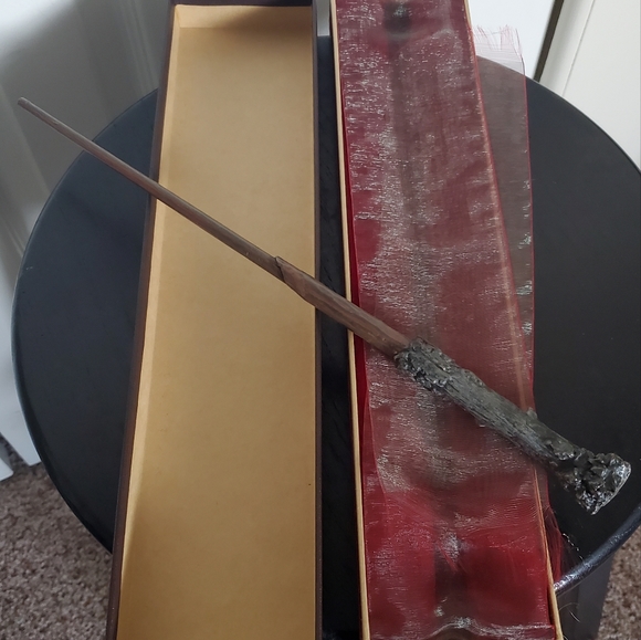 Harry Potter's Wand with Ollivander Box - Picture 1 of 4